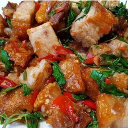 กะเพราหมูกรอบ ราดข้าว