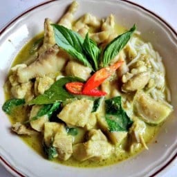 เจ๋อิ๋ว ขนมจีนน้ำยากะทิตีนไก่