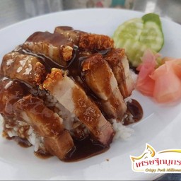 ข้าวหมูกรอบน้ำราด