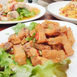 สามชั้นคั่วพริกเกลือ