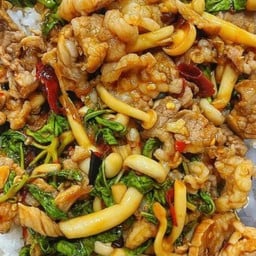 กระเพราหมูชิ้นใส่เห็ด