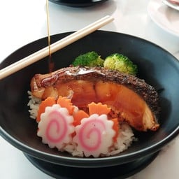 ข้าวปลาแซลมอนย่างซอส