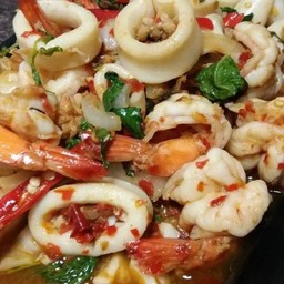 ผัดกระเพรารวมมิตร  กับขาว