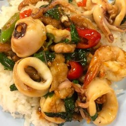 ผัดกระเพรารวมมิตร ราดข้าว