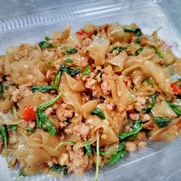 เส้นใหญ่กระเพราหมูสับ