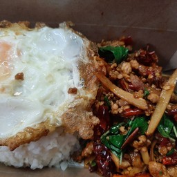 กระเพราหน่อไม้(หมูสับ) ราดข้าว