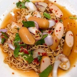 ยำมาม่าไส้กรอก