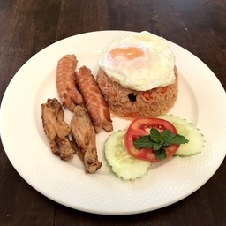 ข้าวผัดอเมริกัน เสิร์ฟพร้อมไก่ทอด และไส้กรอก