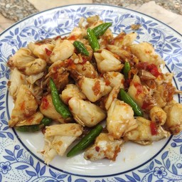 เนื้อปูผัดพริกสดราดข้าวฟรีไข่ดาว ตามรูปคือปริมาณกับข้าว