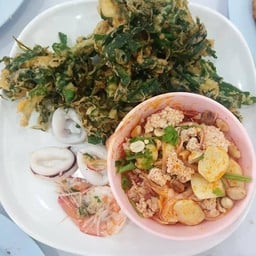 ยำผักบุ้งกรอบ