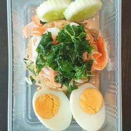 ข้าวผัดพริกสดปูอัดไข่ต้ม