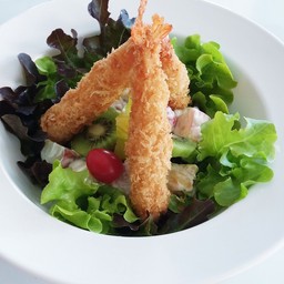 สลัดผลไม้กุ้งกรอบ