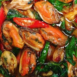 หอยแมลงภู่ผัดพริกแกง ใส่ใบโหระพา ราดข้าว