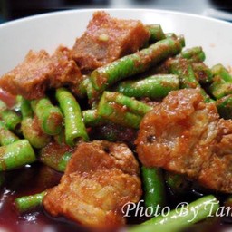 ข้าวราดผัดพริกแกงหมูกรอบ