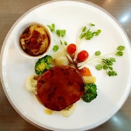 แฮมสเต็กซอสพริกไทยดำกับมันบดและผักรวมผัดเนย