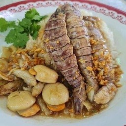 กั้งหอยเชลล์ ทอดกระเทียม ราดข้าวฟรีไข่ดาว