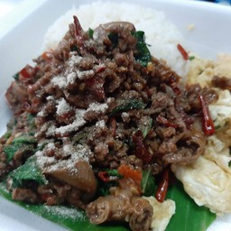 กระเพราเนื้อสับ+ไส้หวาน พริกแห้ง