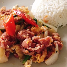 ข้าวราดแหนมผัดไข่