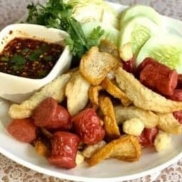 ลูกชิ้นทอดแม่อำไพ