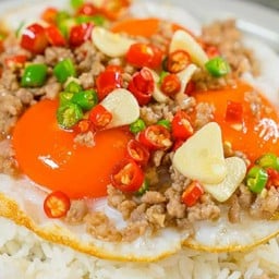 ข้าวไข่ดาวหมูรวนราดพริกน้ำปลา