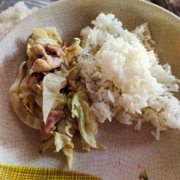 ผัดกะหล่ำปลีหมู ราดข้าว