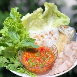 ไก่ต้มน้ำปลา น้ำจิ้มซีฟู๊ดโครตแซ่บ - ตามสั่งปากน้ำ