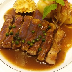 สเต็กหมูดำ (คุโรบุตะ) กับเฟรนช์ฟรายส์