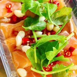 แซลม่อนแช่น้ำปลา พร้อมน้ำจิ้มซีฟู๊ด