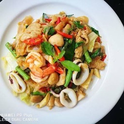 เส้นใหญ่ผัดขี้เมาทะเล