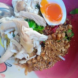 ก๋วยเตี๋ยวไก่ฉีกบะหมี่เหลืองแห้ง