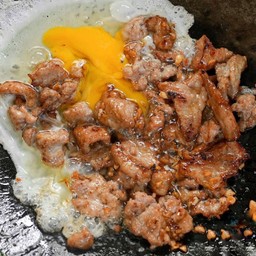 หมูกะเทียมผัดไข่ ราดข้าว