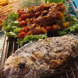 ปลานิลเผาเกลือ ผัก ขนมจีน น้ำจิ้ม