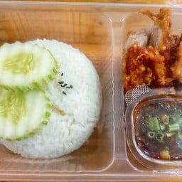 ข้าวสะโพกไก่กรอบ(น้ำจิ้มแจ่ว)