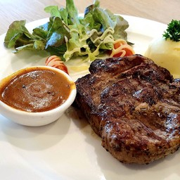 สเต็กเนื้อกับเฟรนช์ฟรายส์และสลัดผัก