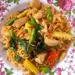 มาม่าผัดขี้เมาไก่