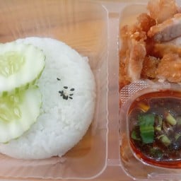 ข้าวหมูสามชั้นทอด(น้ำจิ้มแจ่ว)