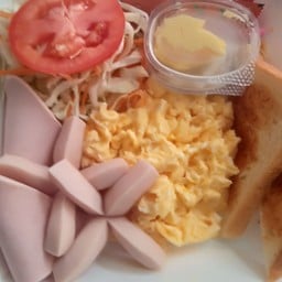 ใข่กวนใหญ่ ไส้กรอก แฮม สลัด ขนมปัง