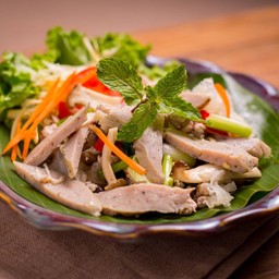 ยำหมูยอใบตอง