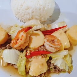 ข้าวราด ผัดเต้าหู้หลอดไข่ ใส่หมูสับกุ้งสด ผักกาดขาว