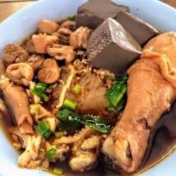 Mother’s chef  ก๋วยเตี๋ยวไก่มะระ น่องใหญ่จุใจ