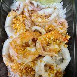 ข้าวกุ้งปลาหมึกทอดกระเทียม