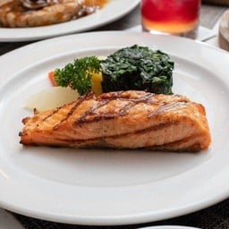 สเต็กปลาแซลมอนพร้อมผัดผักโขม