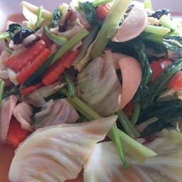 ผัดผักรวมมิตรหมูกรอบเจเป็นกับ