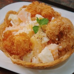 สลัดผลไม้กุ้งกรอบ Fruit Salad with Fried Prawns Served in Taro Basket