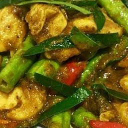 อกไก่ ผัดพริกแกงใต้ เลือกผัก ฟรีข้าว