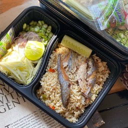 ข้าวผัดน้ำพริกปลาทู