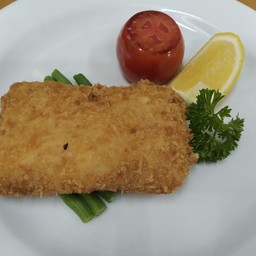 หมูสอดไส้แฮมชีส พร้อมถั่วฝักยาวต้ม