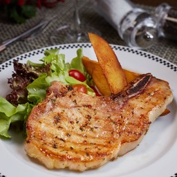 พอร์คช็อปย่างพร้อมซอสเห็ด,มันฝรั่งบดและสลัดผัก