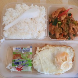 ข้าวกล่อง+กะเพราหมูชิ้น(สูตรต้นตำรับ)
