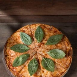 พิซซ่าหน้าใบโหระพาและซอสมะเขือเทศ